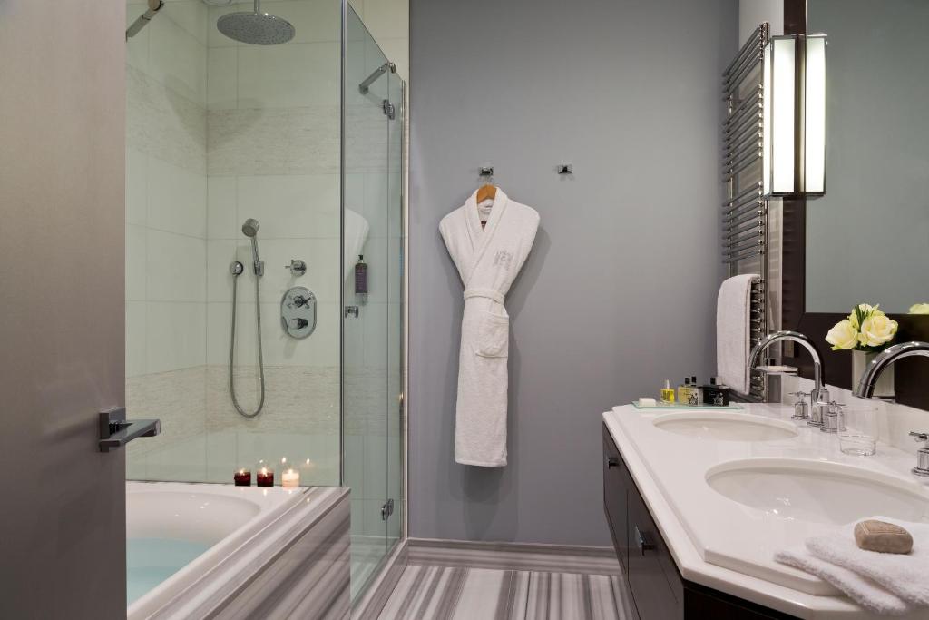 Mūsdienīga vannas istaba ar dušu un vannu, Hôtel Barrière Le Royal Deauville