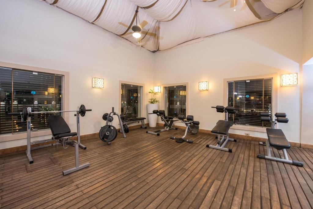 Fitnesa zona viesnīcā Reef Oasis Beach Resort ar svaru iekārtām.