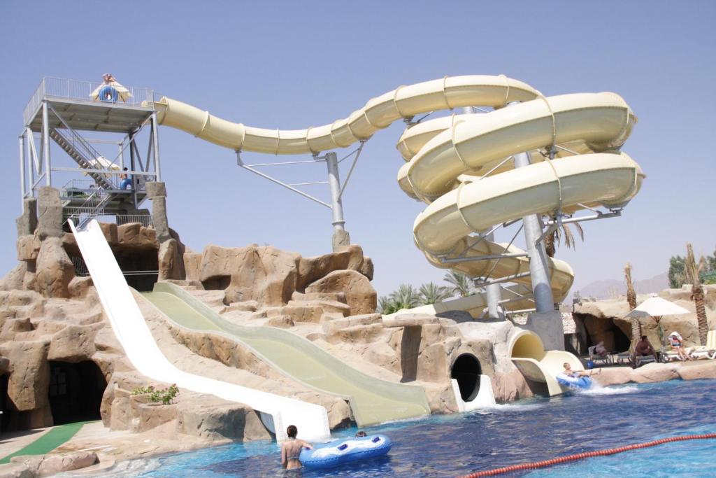 Bērnu ūdens atrakciju parks pie Reef Oasis Beach Resort