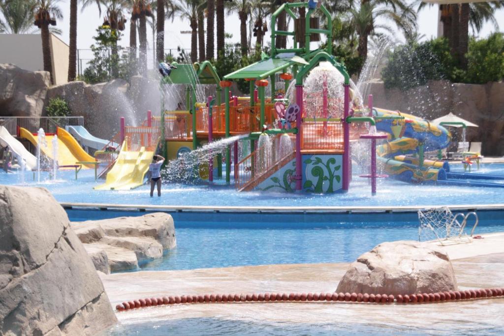 Bērnu ūdens parks pie Reef Oasis Beach Resort ar slaidiem un spēļu elementiem.