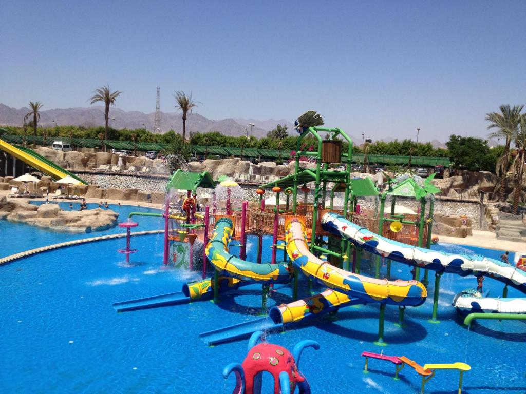 Reef Oasis Beach Resort ūdens atrakciju parks ar slidkalniņiem un baseinu