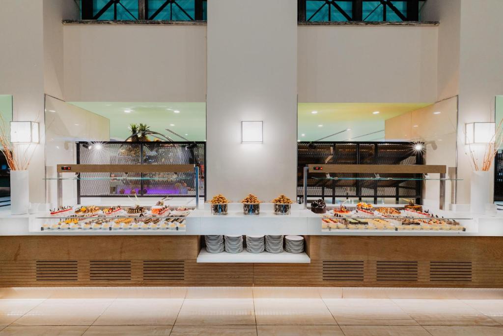 Bufete pie Reef Oasis Beach Resort ar dažādiem desertiem un uzkodām.