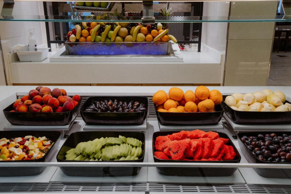 Svaigi augļi bufetē Reef Oasis Beach Resort