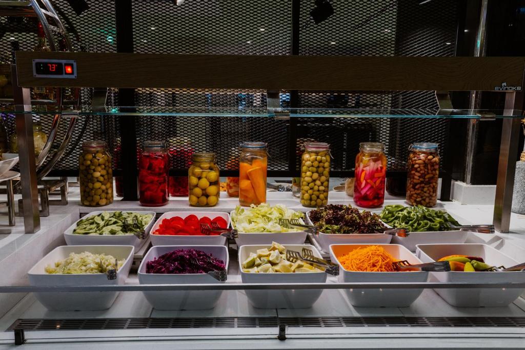 Salātu bufete ar dārzeņiem un marinādēm Reef Oasis Beach Resort