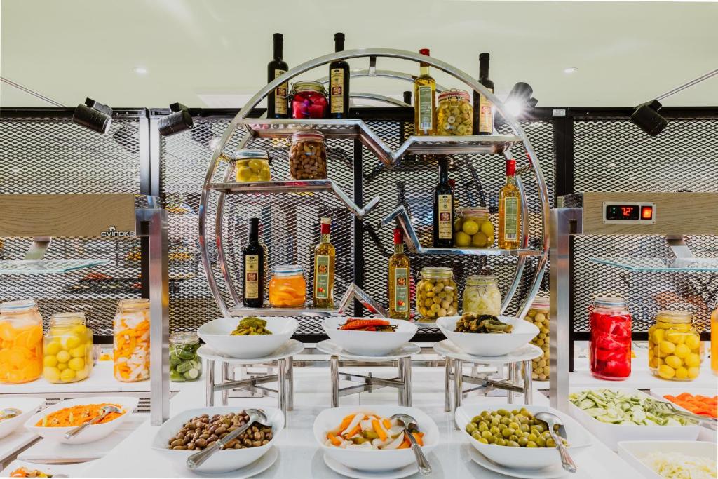 Bagātīgs bufetes galdiņš ar salātiem un konservētiem dārzeņiem, Reef Oasis Beach Resort