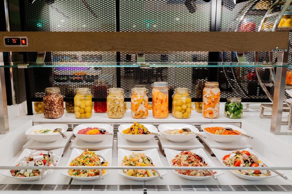 Virsmas ar dažādiem ēdieniem, ko piedāvā Reef Oasis Beach Resort bufete.