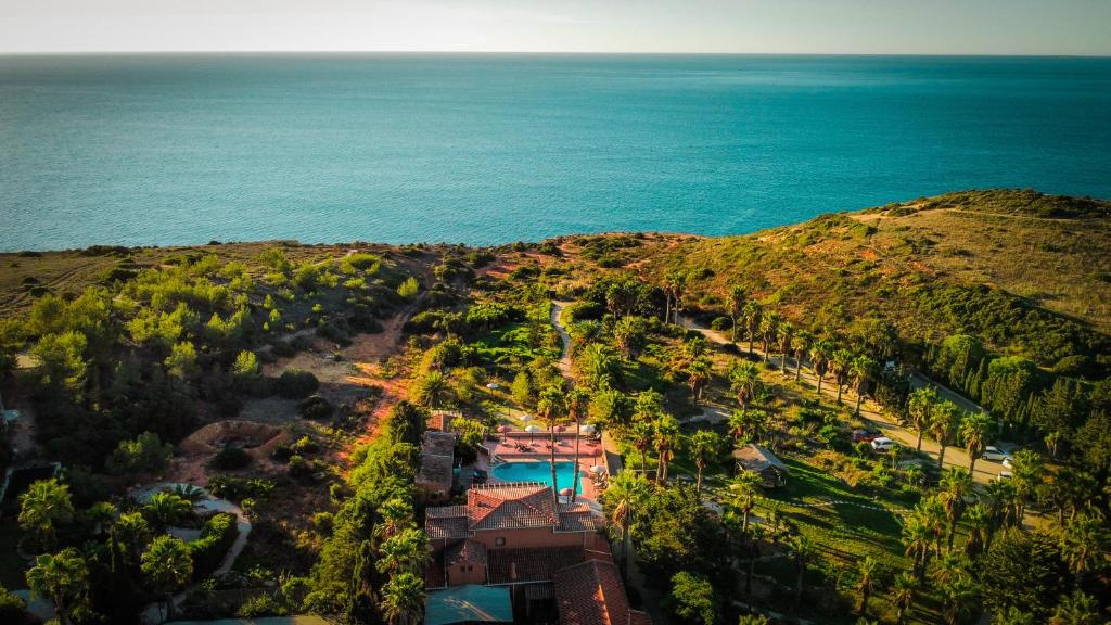 Skats uz Quinta do Mar Country & Sea Village piekrastē, apkārt dārziem un baseinu.