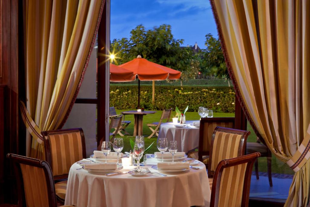 Eleganta maltīte Hôtel Barrière Le Royal Deauville ar skatu uz dārzu.