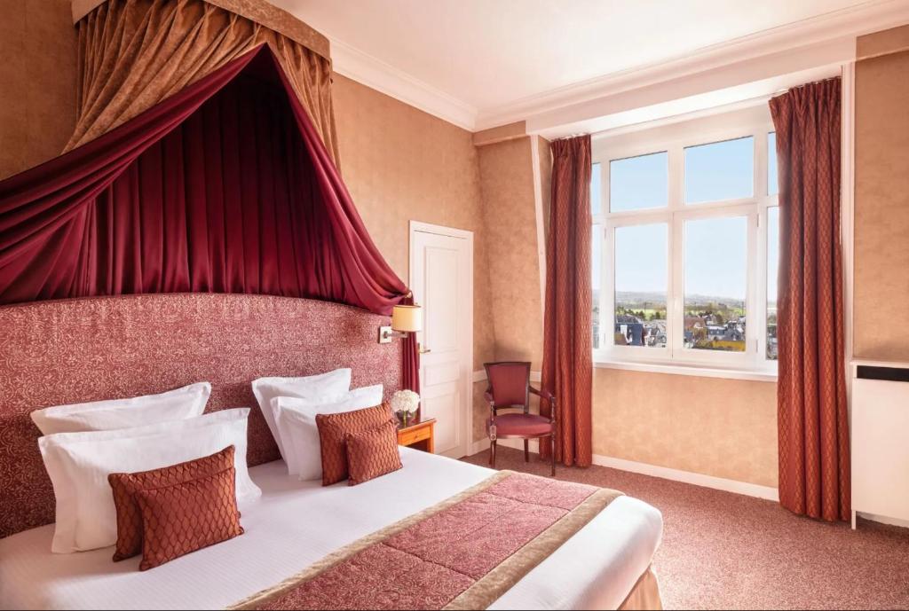 Numurs viesnīcā Hôtel Barrière Le Royal Deauville ar elegantu interjeru.