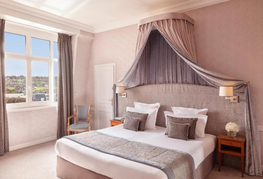 Mūsdienīgs numurs ar skatu uz dabu, Hôtel Barrière Le Royal Deauville