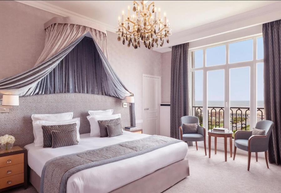 Elegants numurs Hôtel Barrière Le Royal Deauville ar skatu uz jūru.