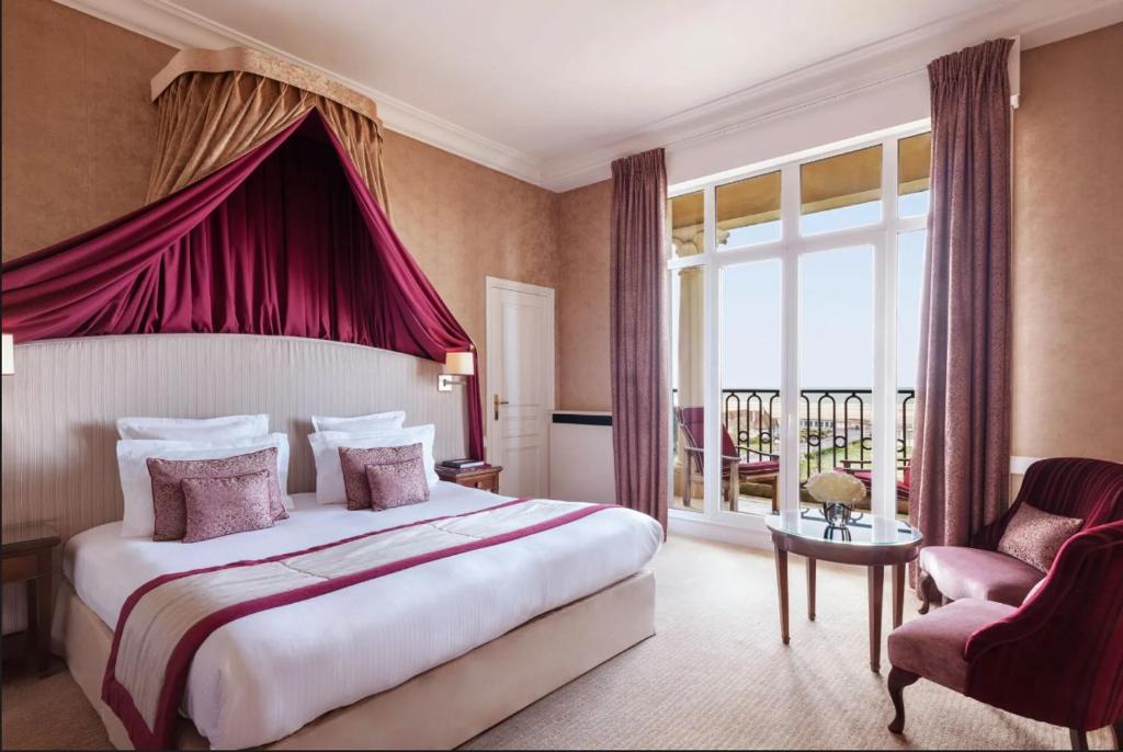 Eleganta numurs viesnīcā Hôtel Barrière Le Royal Deauville ar balkonu un skatu uz piekrasti.