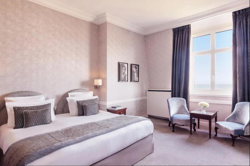 Mūsdienīgs numurs ar divguļamo gultu un jūras skatu Hôtel Barrière Le Royal Deauville