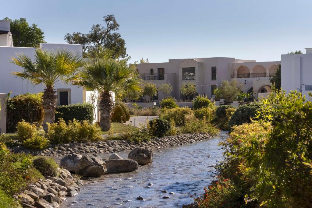 Dārza skats ar strautu pie Lindian Village Beach Resort Rhodes, Curio Collection by Hilton.
