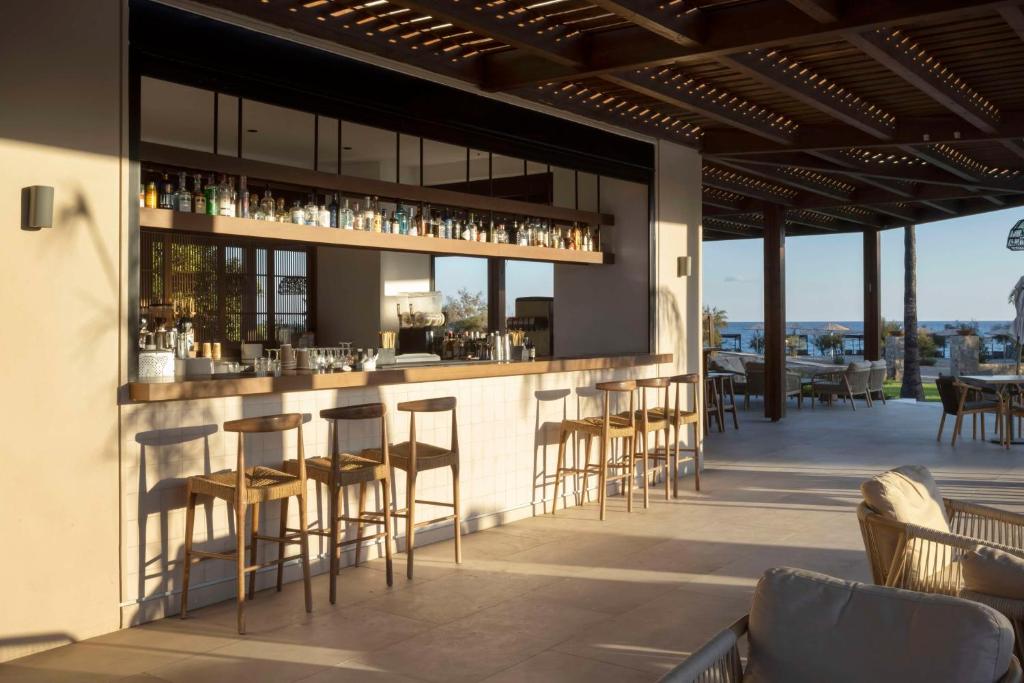 Bārs ar skatu uz jūru, Lindian Village Beach Resort Rhodes, Curio Collection by Hilton