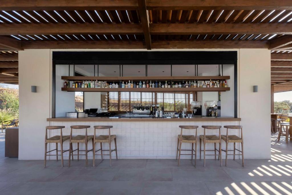 Bārs Lindian Village Beach Resort Rhodes, Curio Collection by Hilton ar elegantu interjeru.