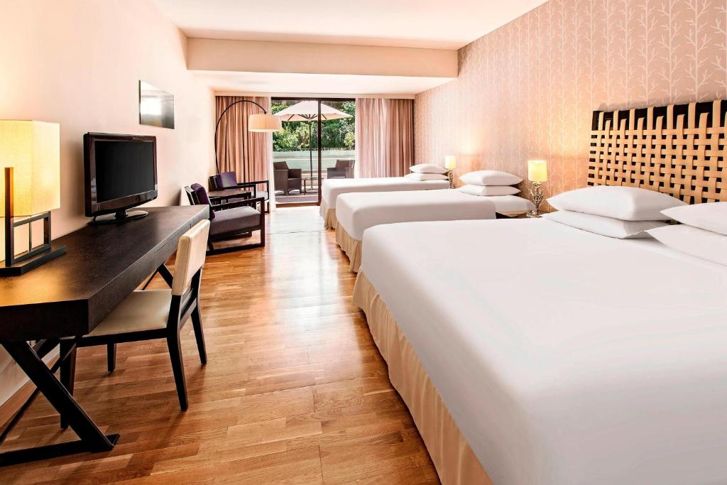 Mūsdienīgs numurs ar trim gultām Sheraton Rhodes Resort, ar balkonu un skatu uz dārzu.