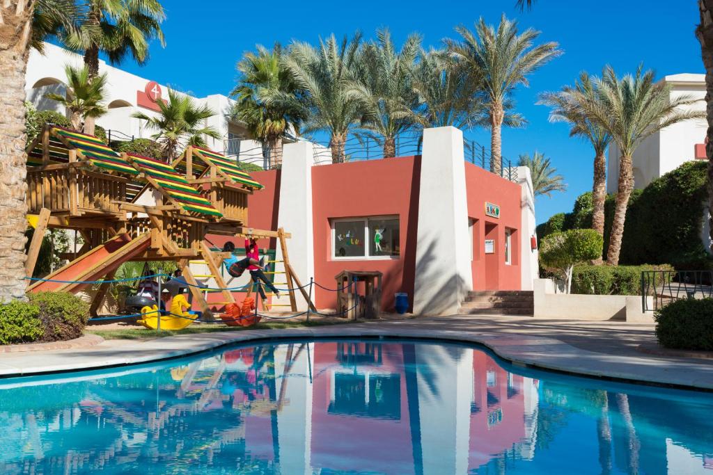 Bērnu spēļu laukums pie baseina Grand Rotana Resort & Spa