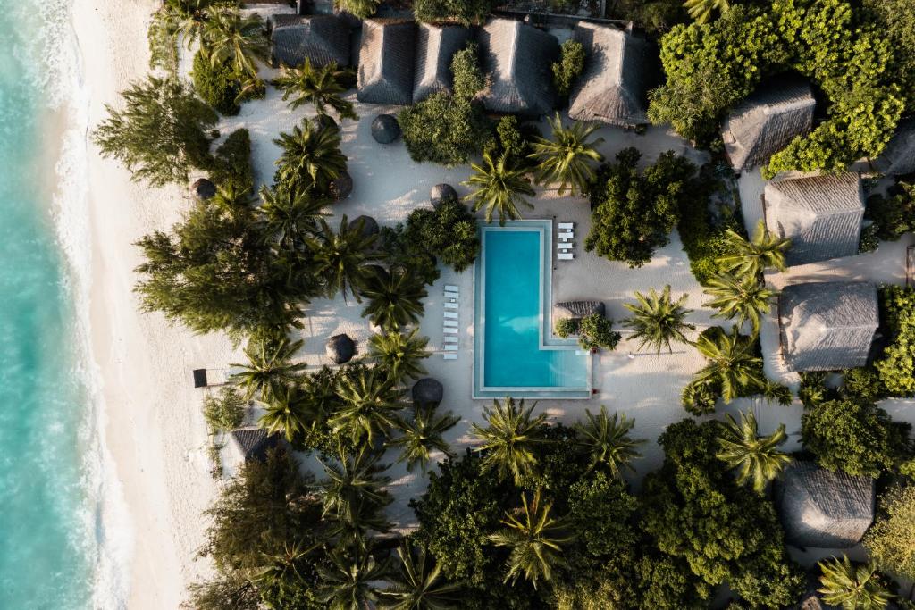 Mwezi Boutique Resort skats no augšas pie okeāna