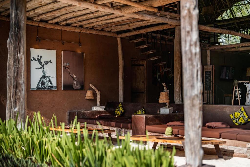 Mwezi Boutique Resort atpūtas zona ar mākslas darbiem.