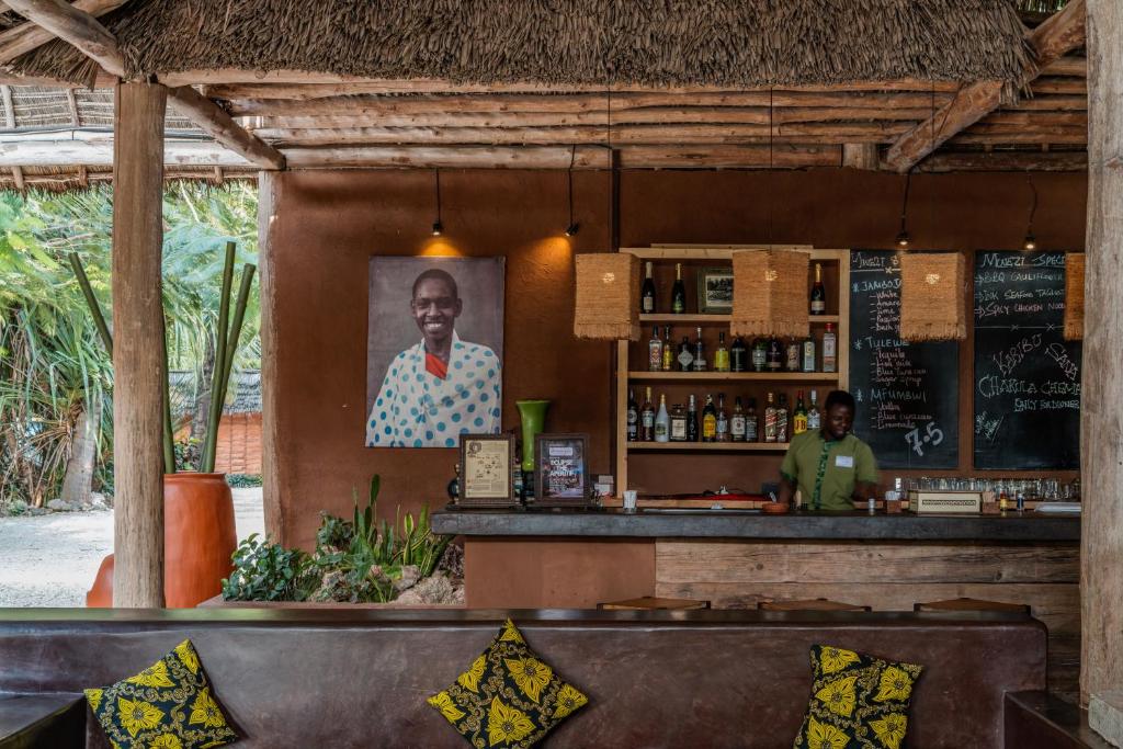 Mwezi Boutique Resort bārs ar tropisku interjeru