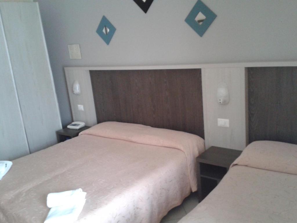 Divvietīgs numurs ar divām gultām un vienkāršu interjeru, kurā ir gaišas krāsas un moderni aksesuāri. Numurā ir naktsgaldiņi un skapji, kas nodrošina komfortu un ērtības.