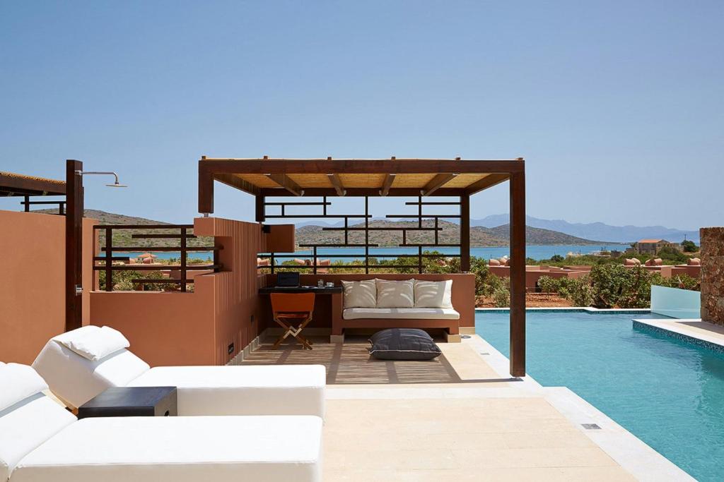 Mūsdienīgs atpūtas stūrītis pie baseina Domes of Elounda Autograph Collection