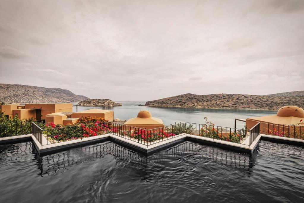 Skats uz Domes of Elounda Autograph Collection piekrasti un ziediem