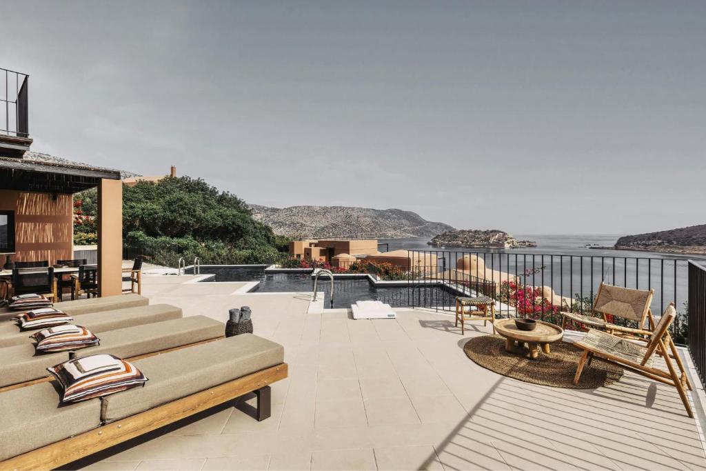 Peldbaseins un atpūtas zona pie viesnīcas Domes of Elounda Autograph Collection piekrastē