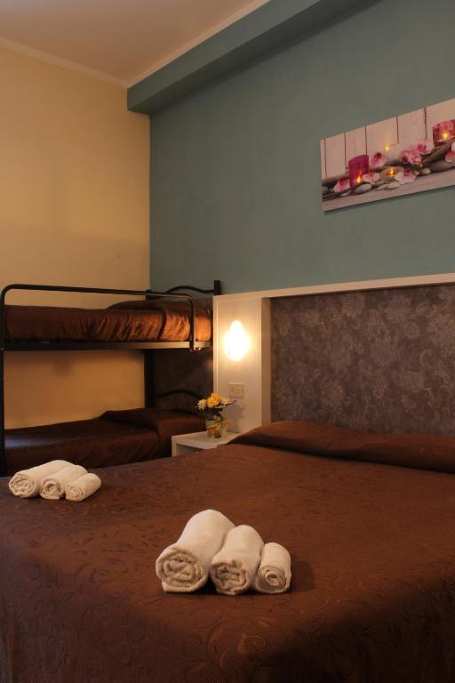 Mājīgs numurs ar diviem gultu līmeņiem un divvietīgu gultu, kurā ir skaisti salocītas dvieļi un dekoratīva ziedu kompozīcija. Sienas rotā gaismas un mākslīgās ziedu gleznas.