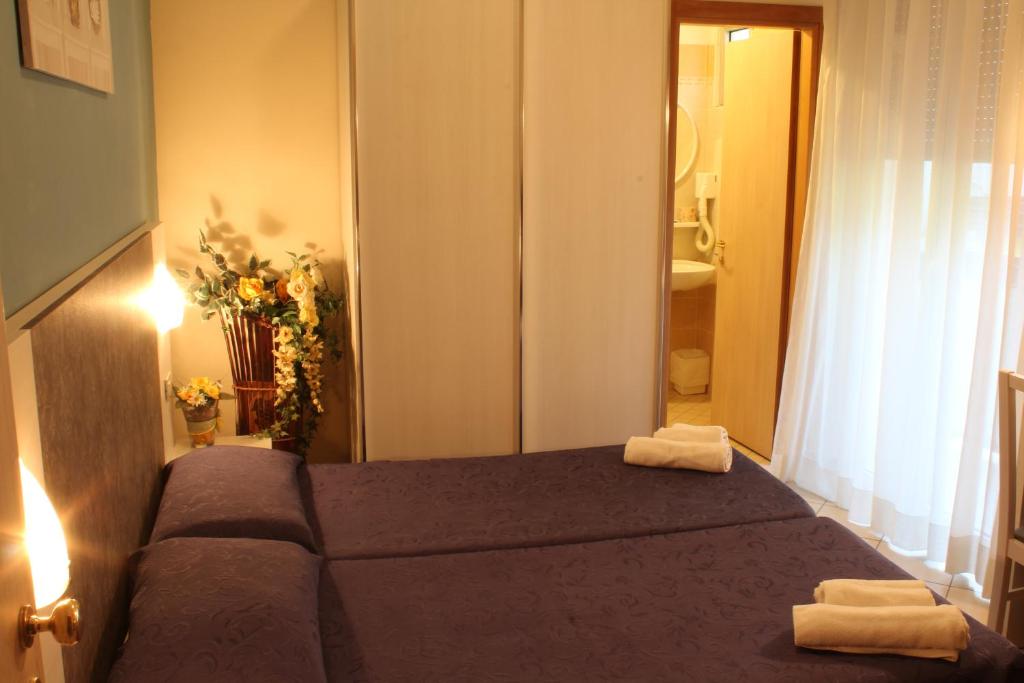 Mūsdienīgs viesnīcas numurs ar divām vienvietīgām gultām, dekorēts ar ziediem un ar piekļuvi vannas istabai. Gaismas un logi rada patīkamu atmosfēru.