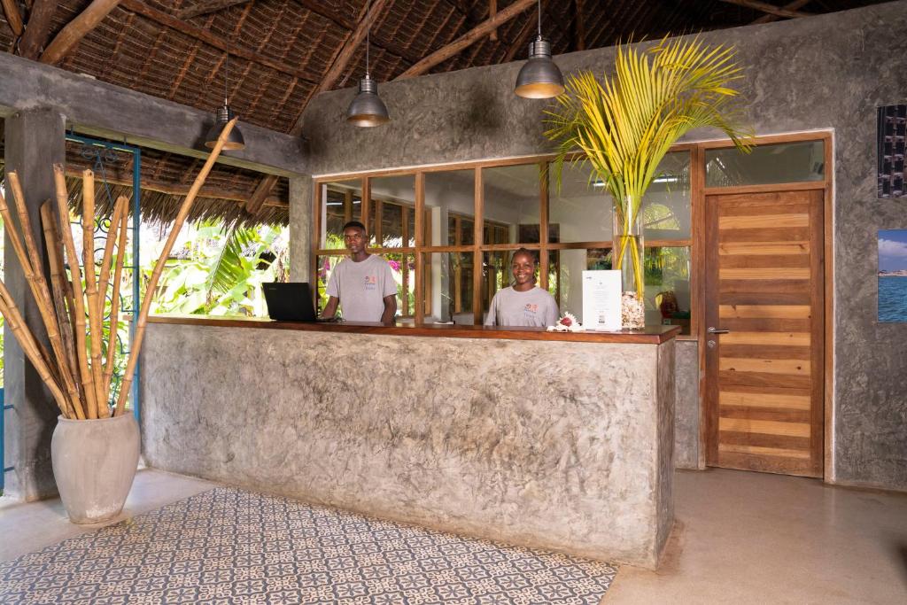 Fun Beach Zanzibar viesnīcas reģistratūra ar tropisku dizainu.