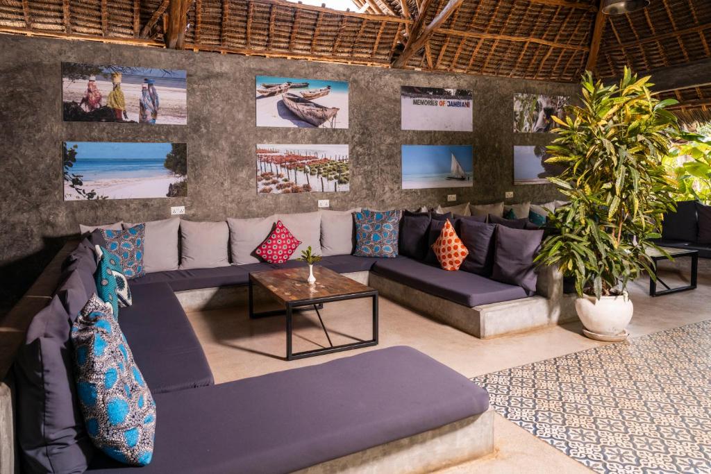 Fun Beach Zanzibar viesnīcas atpūtas zona ar spilgtiem spilveniem.