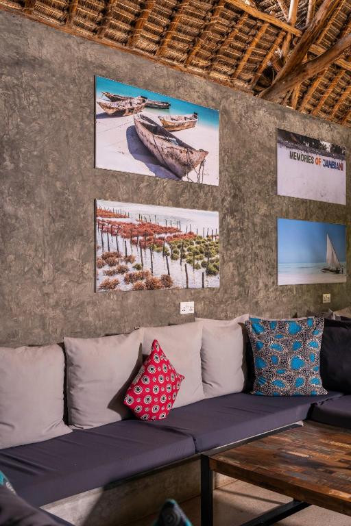 Atpūtas zona ar spilveniem Fun Beach Zanzibar.