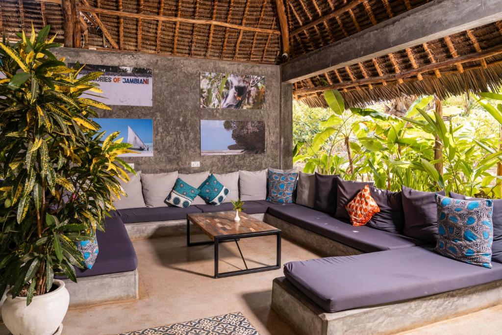 Fun Beach Zanzibar atpūtas zona ar dīvāniem un spilveniem.