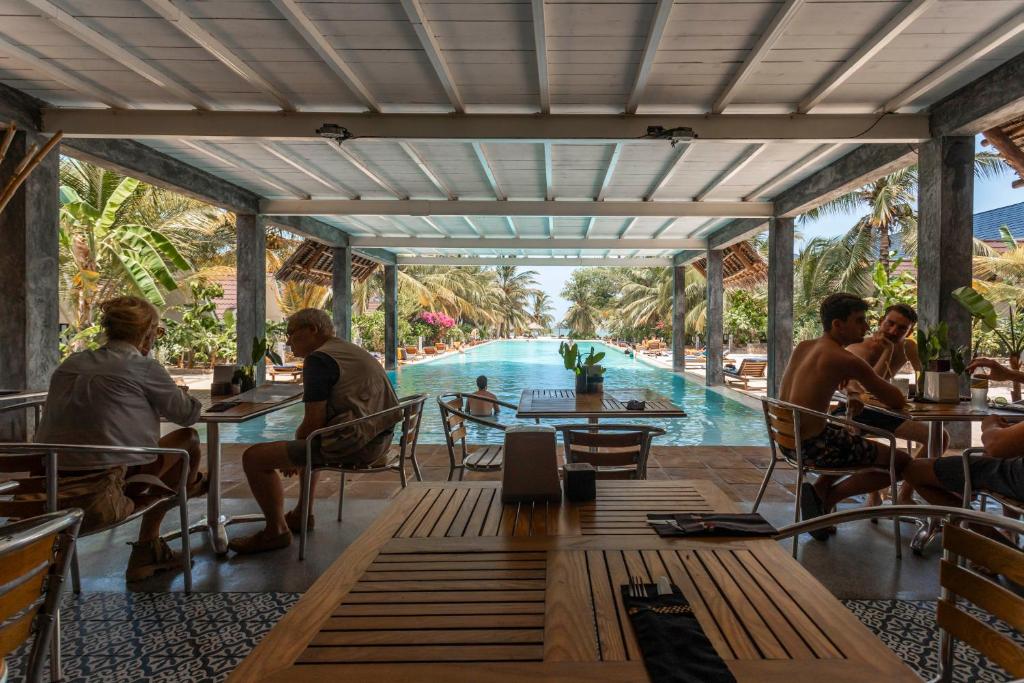 Fun Beach Zanzibar baseins ar skatu uz okeānu