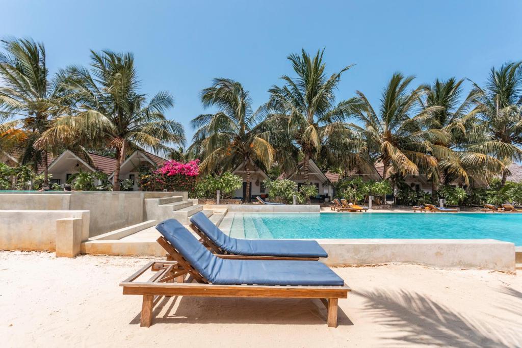 Fun Beach Zanzibar baseins ar pludmales krēsliem