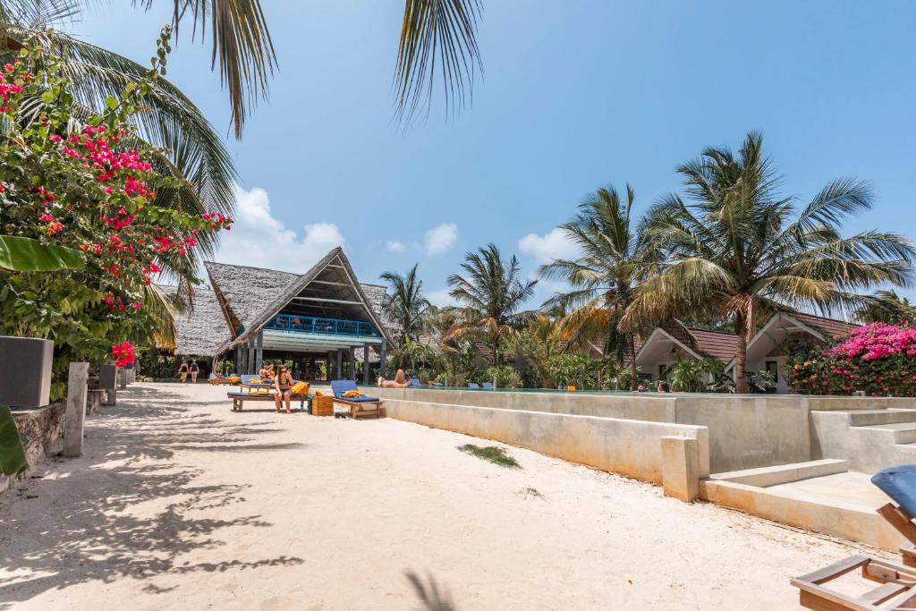 Pludmales skats pie Fun Beach Zanzibar ar palmām un smilšainu pludmali