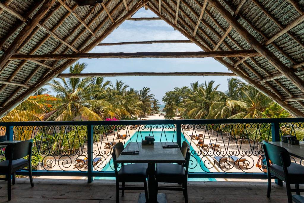 Skats no Fun Beach Zanzibar uz baseinu un palmu dārzu.