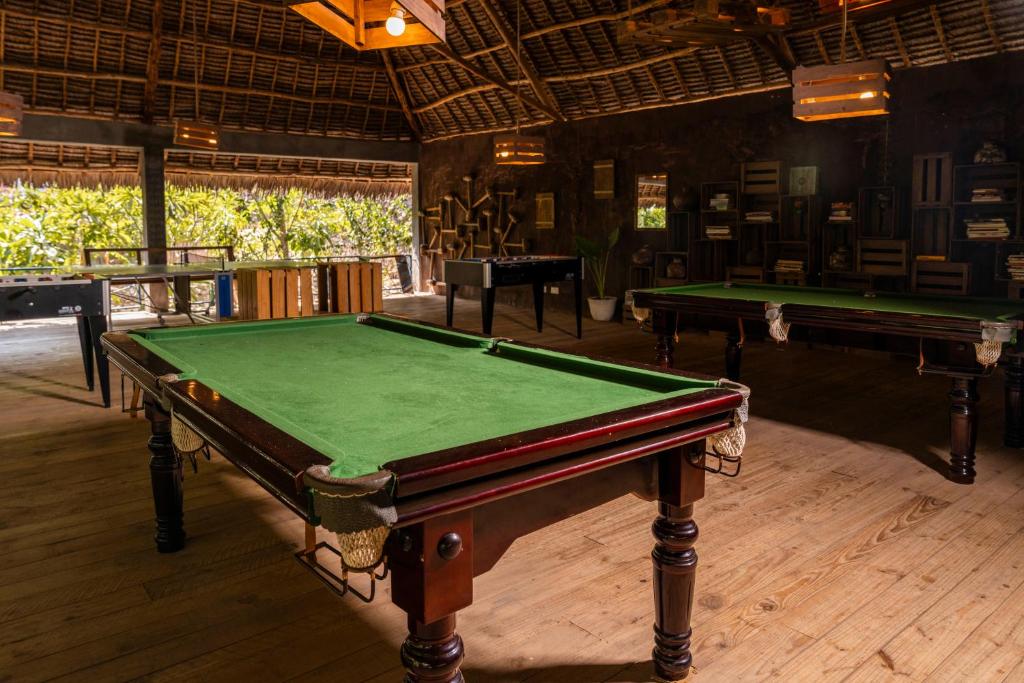 Biljarda telpa Fun Beach Zanzibar viesnīcā ar koka interjeru.