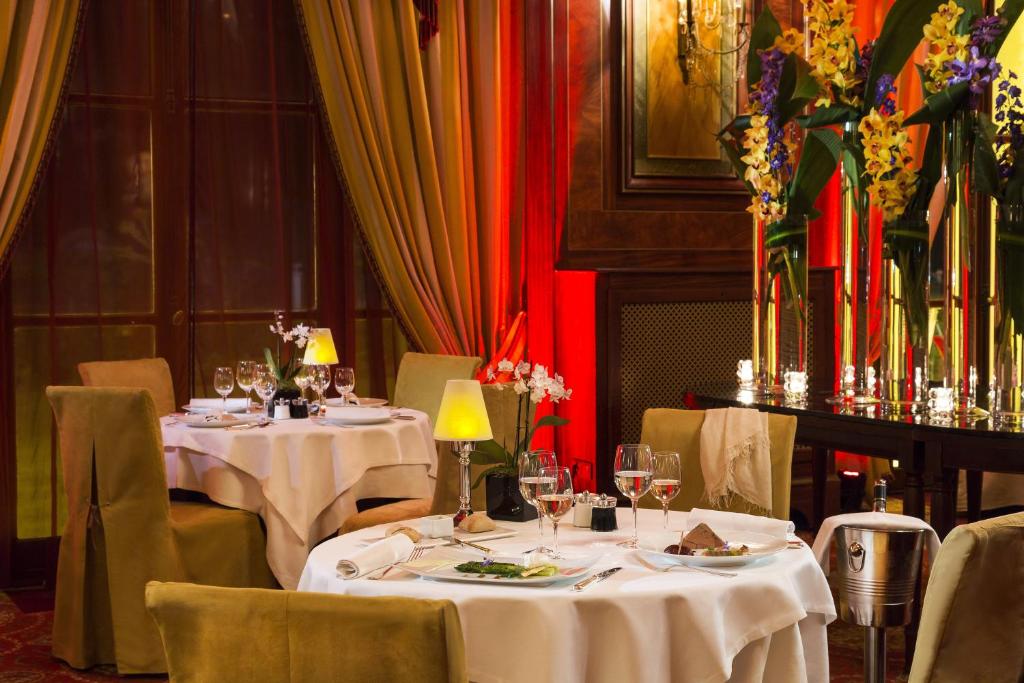 Elegants restorāns Hôtel Barrière Le Royal Deauville ar romantisku apgaismojumu