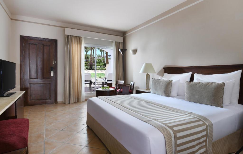 Mūsdienīgs numurs viesnīcā Jaz Dahabeya ar skatu uz dārzu.