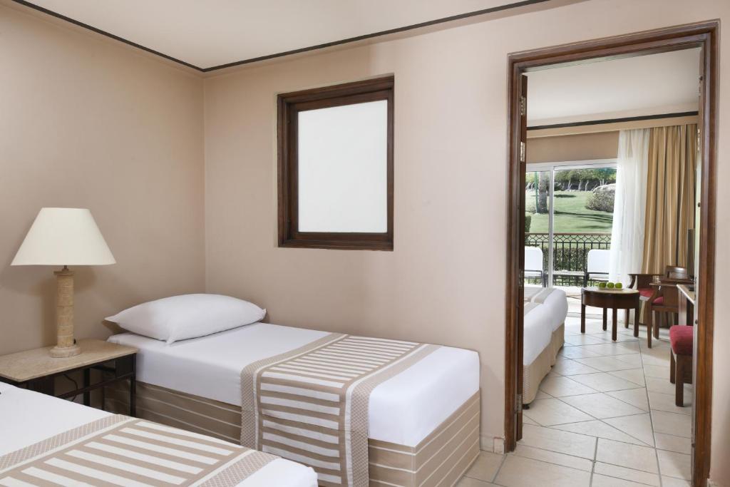 Jaz Dahabeya viesnīcas numurs ar divām gultām un skatu uz dārzu