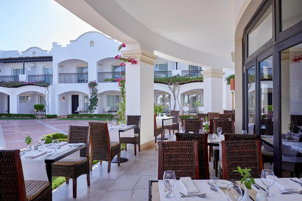 Jaz Dahabeya restorāns ar terasi un skatu uz dārzu