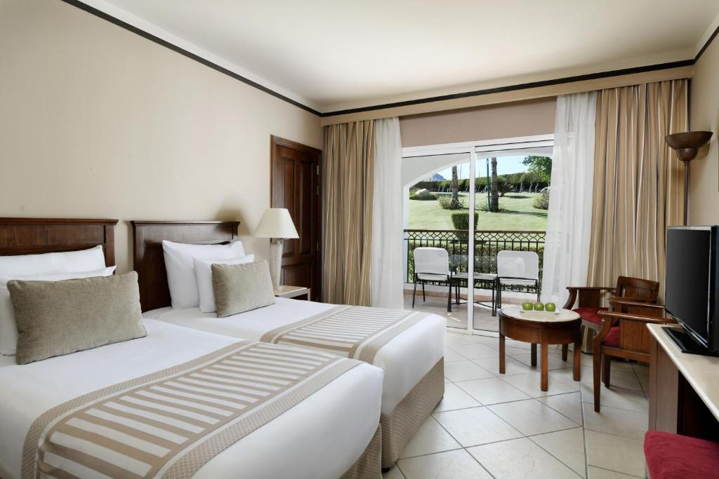 Jaz Dahabeya numurs ar divām gultām un terasi piekrastē.