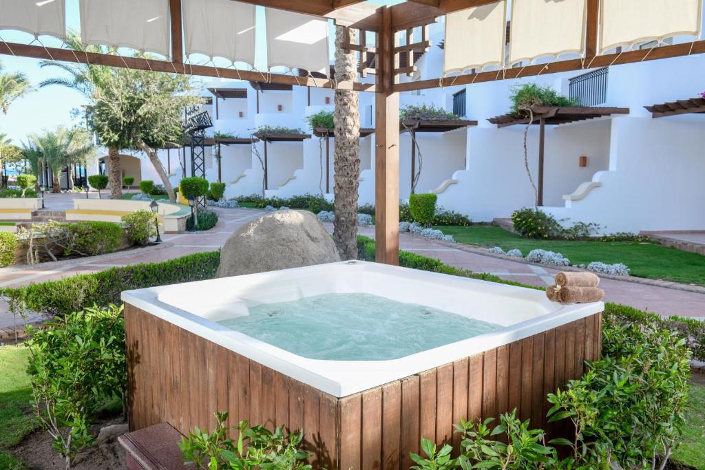 Jakuzi pie Jaz Dahabeya viesnīcas dārzā