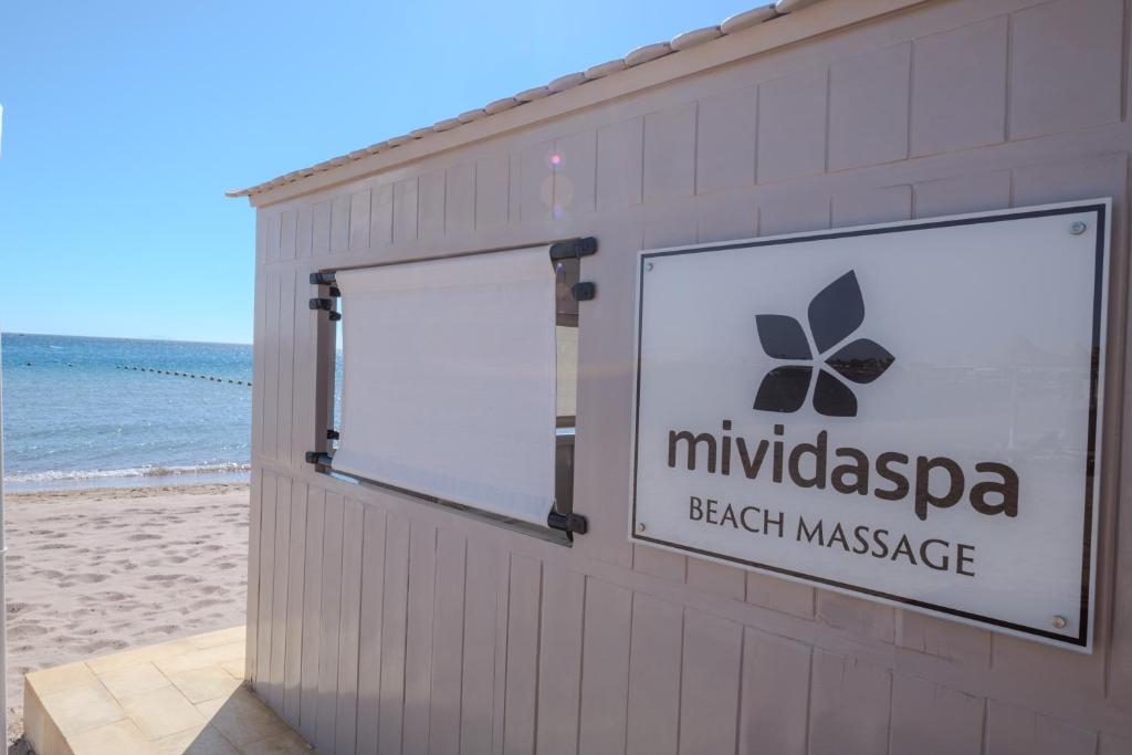 Mivida Spa pludmales masāžas zīme piekrastē tūlīt pēc pludmales.