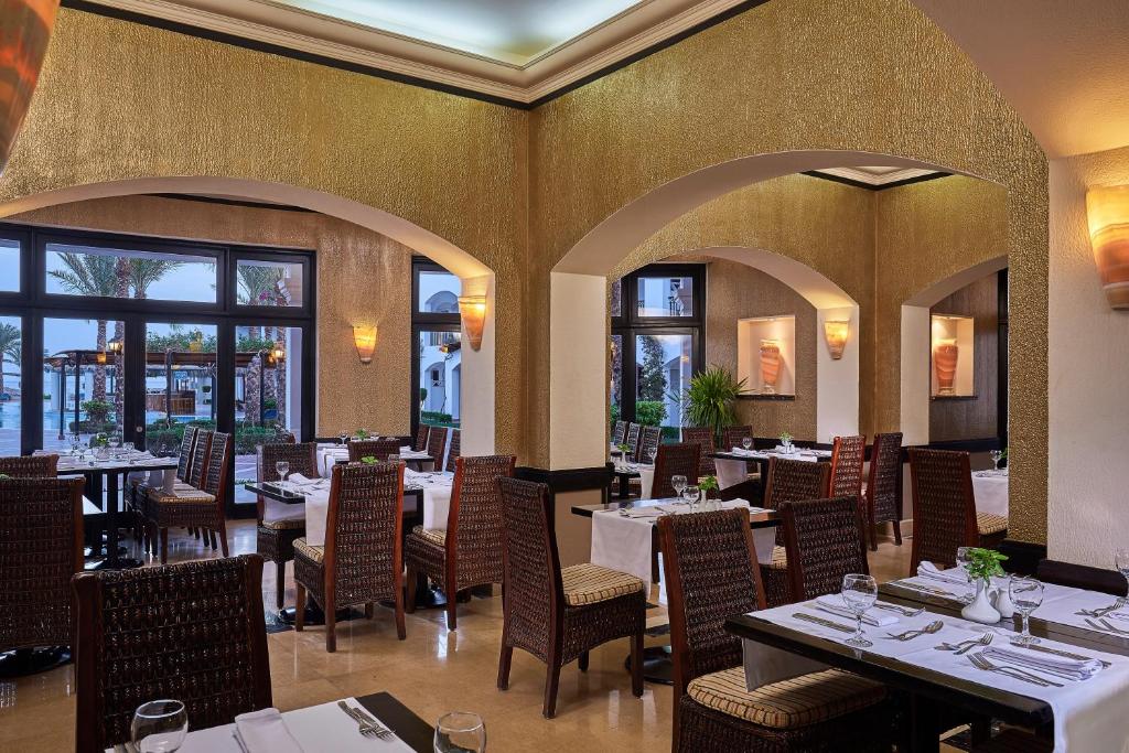 Elegants restorāns viesnīcā Jaz Dahabeya ar skatu uz piekrasti.