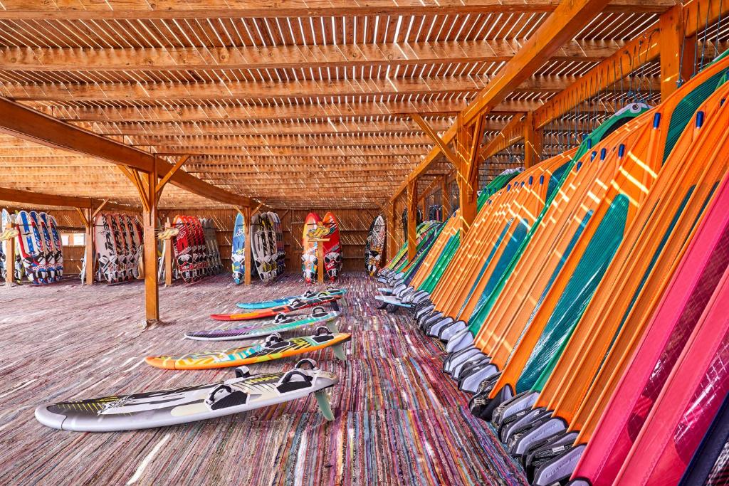 Vindsērfinga dēļu uzglabāšana pie Jaz Dahabeya