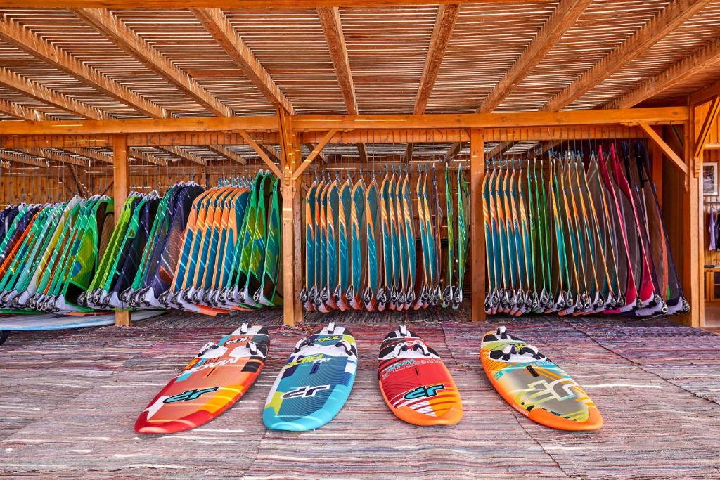 Vindsērfinga dēļu noliktava pie Jaz Dahabeya ar dažādām krāsām.
